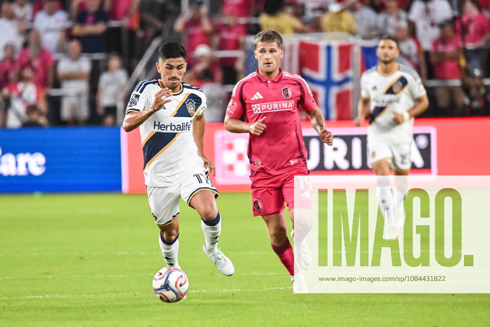 ST. LOUIS, MO - OCTOBER 11: Pablo Ruiz (17) of the LA Galaxy and Carlo Holse (19) of the St. Louis CITY SC chase after the ball during the MLS, Fussball Herren, USA regular season match where St. Louis CITY SC hosted LA Galaxy on Sunday October 11th, 2026, at Energizer Park in St. Louis City, MO. (Photo by Rick Ulreich Icon Sportswire) SOCCER: OCT 11 MLS St. Louis CITY SC vs LA Galaxy Icon26101109