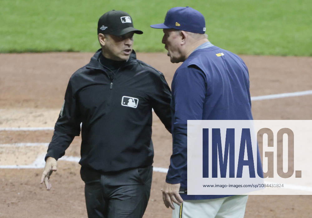 Milwaukee Brewers manager Pat Murphy (R) argues with first base umpire Mark Wegner after Brewers pitcher Jacob Misiorowski was called for a balk in the fourth inning of an MLB, Baseball Herren, USA National League Championship Series playoff game against the Los Angeles Dodgers at American Family Field in Milwaukee, Wisconsin, on Sunday, October 11, 2026. MIL20261011710 TANNENxMAURY