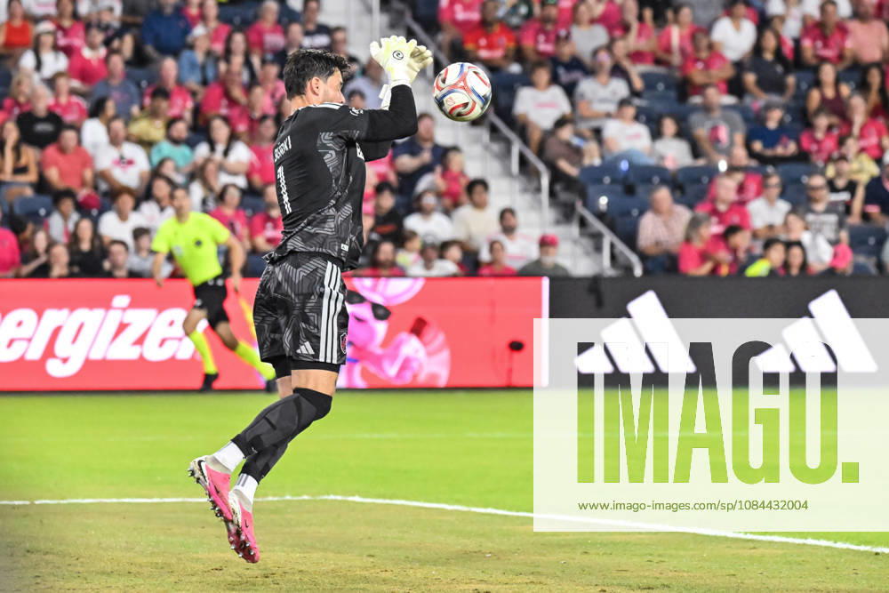 ST. LOUIS, MO - OCTOBER 11: Roman Burki (1) of the St. Louis CITY SC makes the save on a high shot during the MLS, Fussball Herren, USA regular season match where St. Louis CITY SC hosted LA Galaxy on Sunday October 11th, 2026, at Energizer Park in St. Louis City, MO. (Photo by Rick Ulreich Icon Sportswire) SOCCER: OCT 11 MLS St. Louis CITY SC vs LA Galaxy Icon26101114