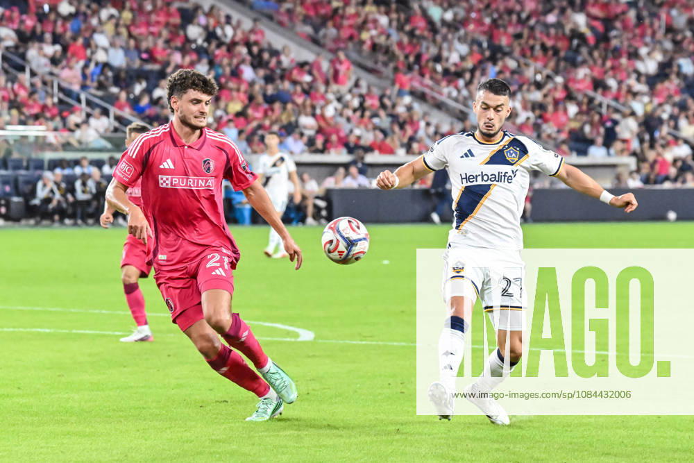 ST. LOUIS, MO - OCTOBER 11: The ball bounces between Dante Polvara (21) of the St. Louis CITY SC and Erik Thommy (27) of the LA Galaxy during the MLS, Fussball Herren, USA regular season match where St. Louis CITY SC hosted LA Galaxy on Sunday October 11th, 2026, at Energizer Park in St. Louis City, MO. (Photo by Rick Ulreich Icon Sportswire) SOCCER: OCT 11 MLS St. Louis CITY SC vs LA Galaxy Icon26101115