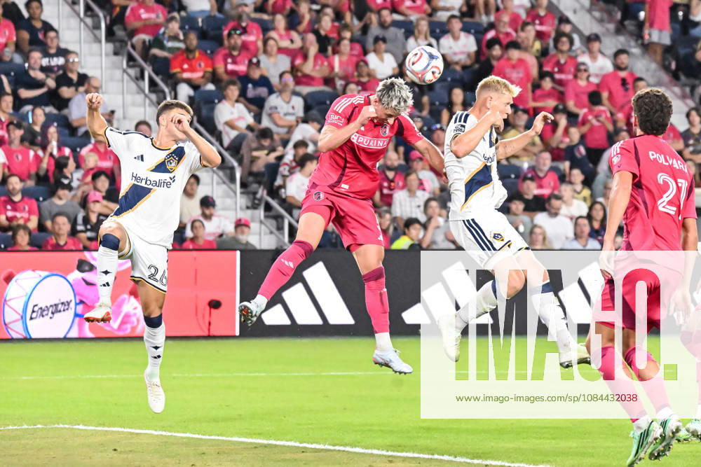 ST. LOUIS, MO - OCTOBER 11: Lukas MacNaughton (5) of the St. Louis CITY SC leaps and heads the crossed ball out of danger during the MLS, Fussball Herren, USA regular season match where St. Louis CITY SC hosted LA Galaxy on Sunday October 11th, 2026, at Energizer Park in St. Louis City, MO. (Photo by Rick Ulreich Icon Sportswire) SOCCER: OCT 11 MLS St. Louis CITY SC vs LA Galaxy Icon26101117