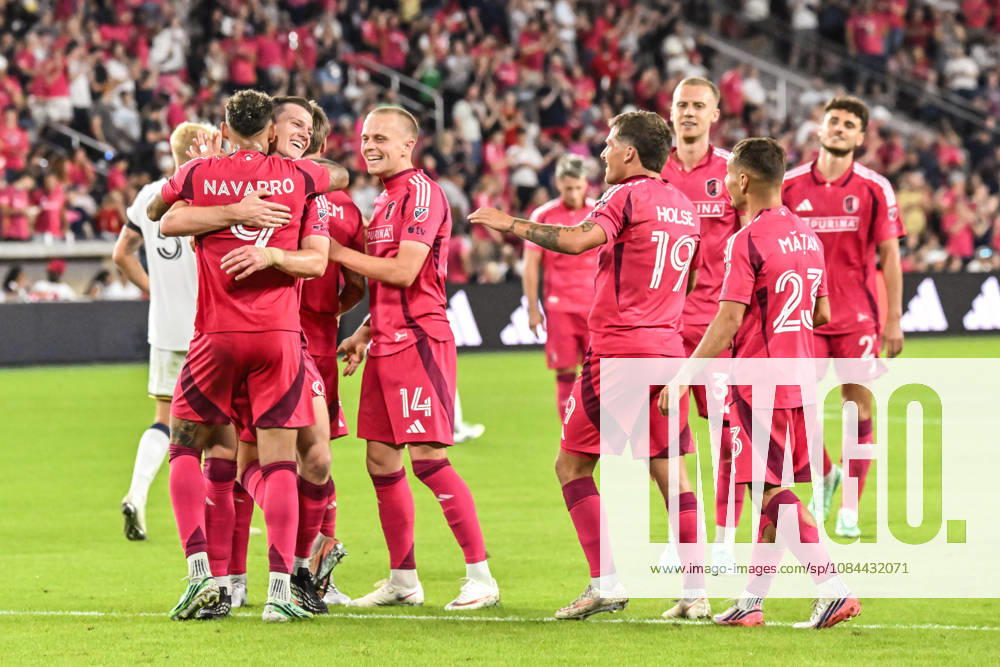 ST. LOUIS, MO - OCTOBER 11: St. Louis City players celebrate the goal by Rafael Navarro (9) of the St. Louis CITY SC during the MLS, Fussball Herren, USA regular season match where St. Louis CITY SC hosted LA Galaxy on Sunday October 11th, 2026, at Energizer Park in St. Louis City, MO. (Photo by Rick Ulreich Icon Sportswire) SOCCER: OCT 11 MLS St. Louis CITY SC vs LA Galaxy Icon26101129