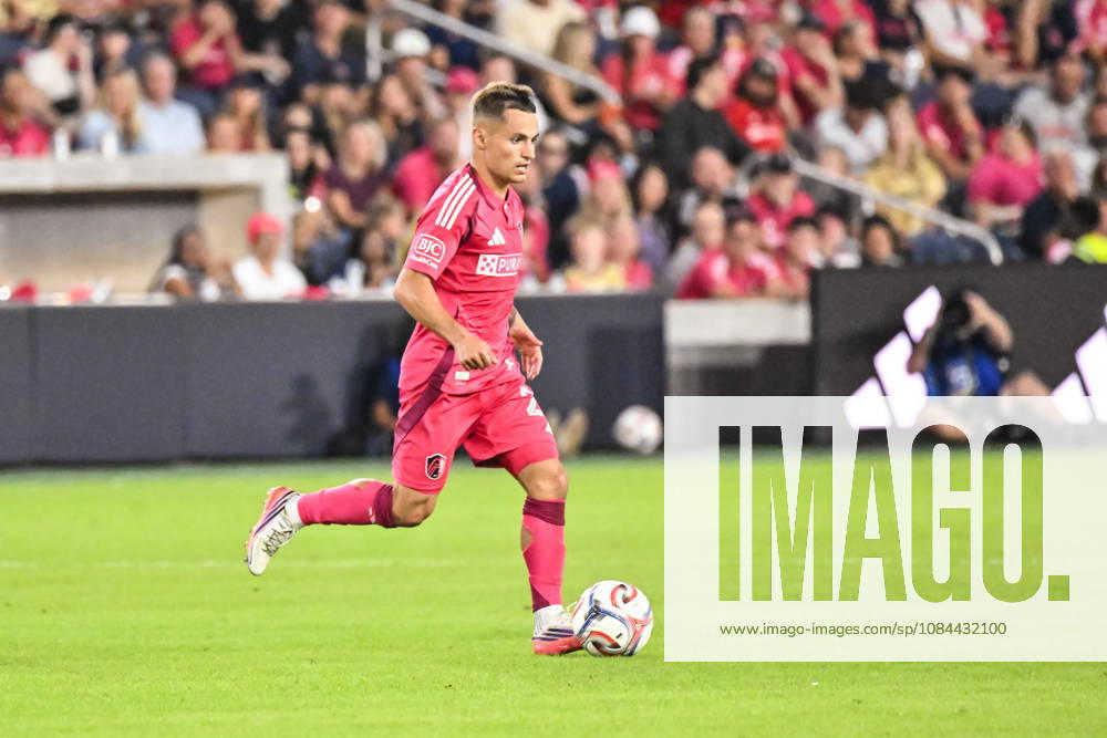ST. LOUIS, MO - OCTOBER 11: Alexandru Matan (23) of the St. Louis CITY SC runs the ball across the field during the MLS, Fussball Herren, USA regular season match where St. Louis CITY SC hosted LA Galaxy on Sunday October 11th, 2026, at Energizer Park in St. Louis City, MO. (Photo by Rick Ulreich Icon Sportswire) SOCCER: OCT 11 MLS St. Louis CITY SC vs LA Galaxy Icon26101136
