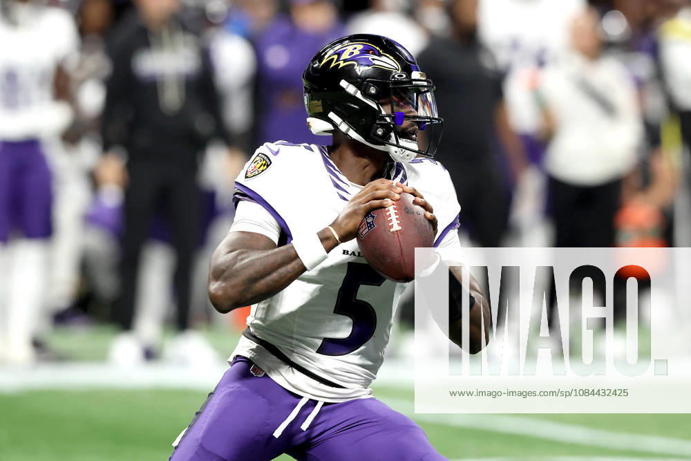 ATLANTA, GA - OCTOBER 11: Starting quarterback Tyler Huntley (5) of the Baltimore Ravens drops back to pass during the Sunday evening NFL, American Football Herren, USA game between the Atlanta Falcons and the Baltimore Ravens on October 11, 2026 at the Mercedes-Benz Stadium in Atlanta, Georgia. (Photo by David J. Griffin Icon Sportswire) NFL: OCT 11 Ravens at Falcons Icon9532610110280