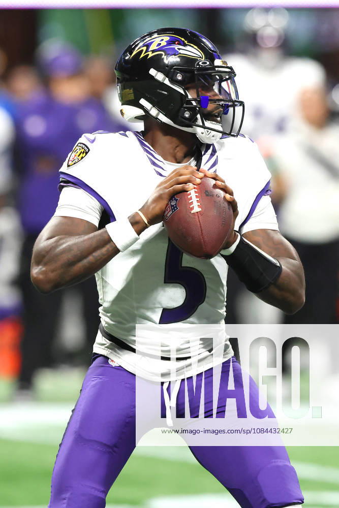 ATLANTA, GA - OCTOBER 11: Starting quarterback Tyler Huntley (5) of the Baltimore Ravens drops back to pass during the Sunday evening NFL, American Football Herren, USA game between the Atlanta Falcons and the Baltimore Ravens on October 11, 2026 at the Mercedes-Benz Stadium in Atlanta, Georgia. (Photo by David J. Griffin Icon Sportswire) NFL: OCT 11 Ravens at Falcons Icon9532610110289