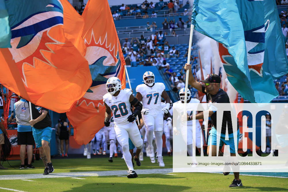 the Miami Dolphins run out to the field prior to an NFL, American Football Herren, USA game against the Cincinnati Bengals on Sunday, October 11, 2026 at the Hard Rock Stadium. The Bengals beat the Dolphins 31-24. Miami Gardens United States - ZUMAh180 20261011_zsp_h180_021