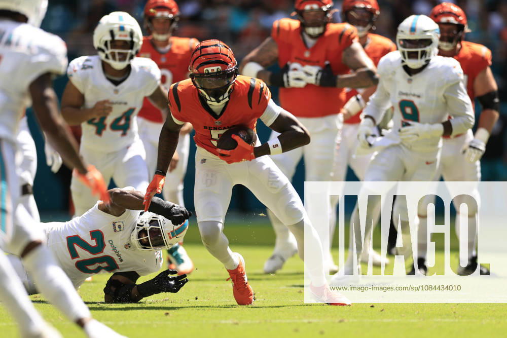 Cincinnati Bengals wide receiver Tee Higgins (5) makes a reception and runs with the ball during an NFL, American Football Herren, USA game against the Miami Dolphins on Sunday, October 11, 2026 at the Hard Rock Stadium. The Bengals beat the Dolphins 31-24. NFL 2026: Cincinnati Bengals 31 : 24 Miami Dolphins - ZUMAh180 20261011_zsp_h180_058
