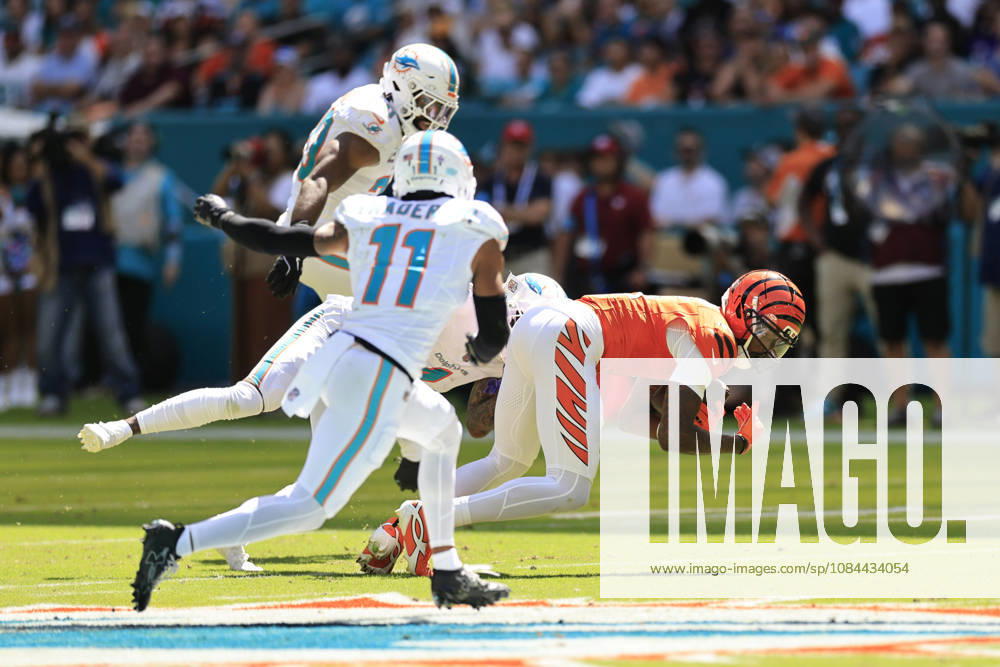 Cincinnati Bengals wide receiver Tee Higgins (5) makes a reception during an NFL, American Football Herren, USA game against the Miami Dolphins on Sunday, October 11, 2026 at the Hard Rock Stadium. The Bengals beat the Dolphins 31-24. Miami Gardens United States - ZUMAh180 20261011_zsp_h180_045