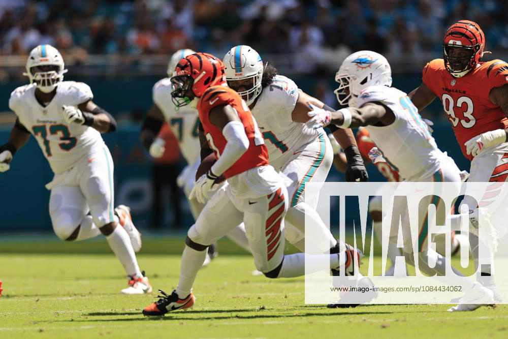 Cincinnati Bengals safety Jordan Battle (27) intercepts a pass from Miami Dolphins quarterback Malik Willis (2) and runs with the ball during an NFL, American Football Herren, USA game on Sunday, October 11, 2026 at the Hard Rock Stadium. The Bengals beat the Dolphins 31-24. NFL 2026: Cincinnati Bengals 31 : 24 Miami Dolphins - ZUMAh180 20261011_zsp_h180_080