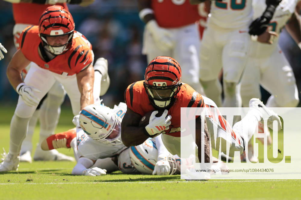 Cincinnati Bengals running back Samaje Perine (34) runs with the ball during an NFL, American Football Herren, USA game against the Miami Dolphins on Sunday, October 11, 2026 at the Hard Rock Stadium. The Bengals beat the Dolphins 31-24. NFL 2026: Cincinnati Bengals 31 : 24 Miami Dolphins - ZUMAh180 20261011_zsp_h180_087