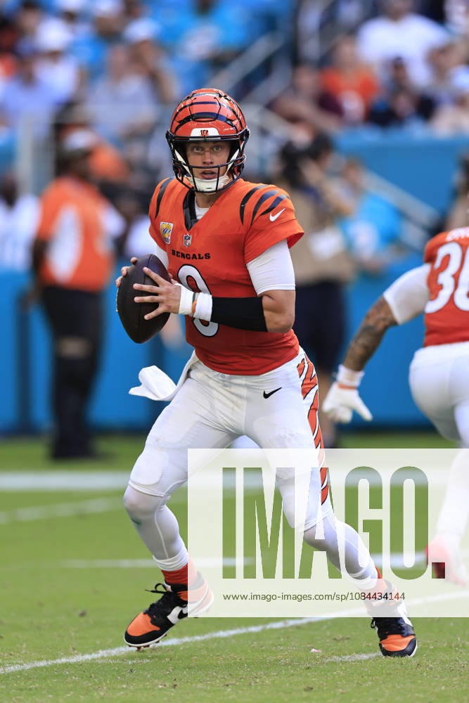 Cincinnati Bengals quarterback Joe Burrow (9) scrambles out of the pocket looking for an open receiver during an NFL, American Football Herren, USA game against the Miami Dolphins on Sunday, October 11, 2026 at the Hard Rock Stadium. The Bengals beat the Dolphins 31-24. Miami Gardens United States - ZUMAh180 20261011_zsp_h180_062