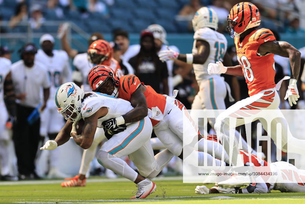 Miami Dolphins running back Ollie Gordon II (0) makes a reception and runs with the ball and tackled by Cincinnati Bengals linebacker Barrett Carter (49) during an NFL, American Football Herren, USA game on Sunday, October 11, 2026 at the Hard Rock Stadium. The Bengals beat the Dolphins 31-24. Miami Gardens United States - ZUMAh180 20261011_zsp_h180_069