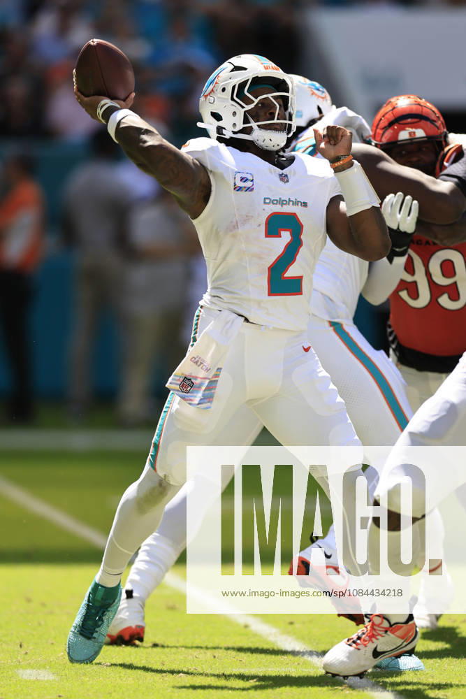 Miami Dolphins quarterback Malik Willis (2) throws an interception during an NFL, American Football Herren, USA game against the Cincinnati Bengals on Sunday, October 11, 2026 at the Hard Rock Stadium. The Bengals beat the Dolphins 31-24. Miami Gardens United States - ZUMAh180 20261011_zsp_h180_079