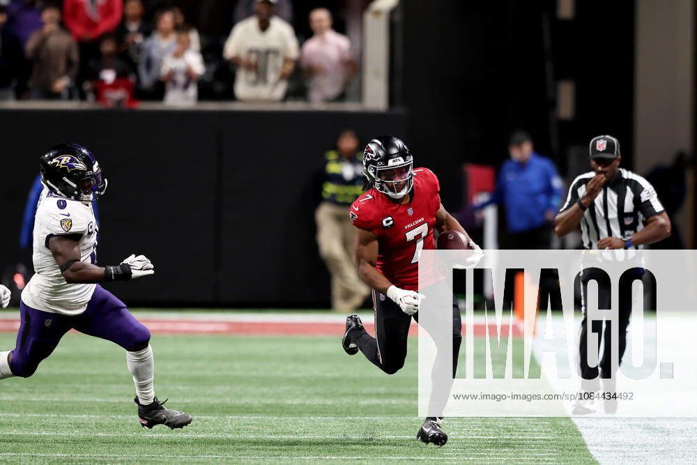 ATLANTA, GA - OCTOBER 11: Bijan Robinson (7) of the Atlanta Falcons rushes along the sidelines during the Sunday evening NFL, American Football Herren, USA game between the Atlanta Falcons and the Baltimore Ravens on October 11, 2026 at the Mercedes-Benz Stadium in Atlanta, Georgia. (Photo by David J. Griffin Icon Sportswire) NFL: OCT 11 Ravens at Falcons Icon9532610111076