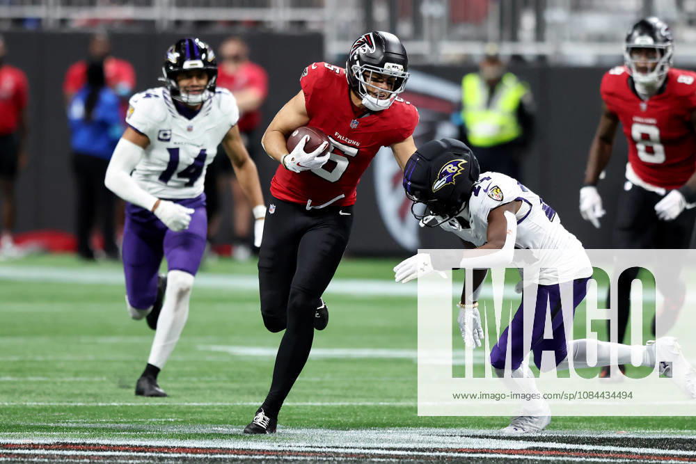 ATLANTA, GA - OCTOBER 11: Drake London (5) of the Atlanta Falcons carries the football during the Sunday evening NFL, American Football Herren, USA game between the Atlanta Falcons and the Baltimore Ravens on October 11, 2026 at the Mercedes-Benz Stadium in Atlanta, Georgia. (Photo by David J. Griffin Icon Sportswire) NFL: OCT 11 Ravens at Falcons Icon9532610111234