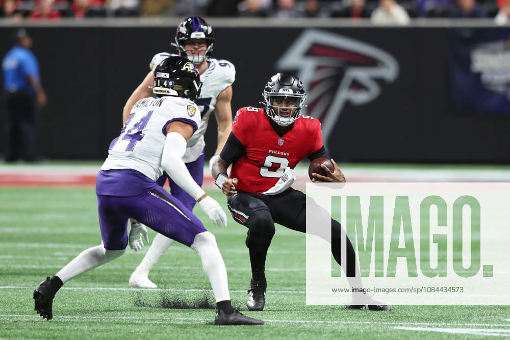 ATLANTA, GA - OCTOBER 11: Kyle Hamilton (14) of the Baltimore Ravens pressures quarterback Michael Penix, Jr. (9) of the Atlanta Falcons during the Sunday evening NFL, American Football Herren, USA game between the Atlanta Falcons and the Baltimore Ravens on October 11, 2026 at the Mercedes-Benz Stadium in Atlanta, Georgia. (Photo by David J. Griffin Icon Sportswire) NFL: OCT 11 Ravens at Falcons Icon9532610110985