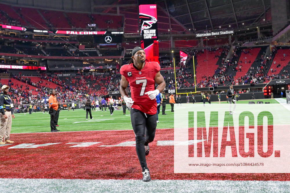 ATLANTA, GA - OCTOBER 11: Atlanta running back Bijan Robinson (7) reacts following the conclusion of the NFL, American Football Herren, USA game between the Baltimore Ravens and the Atlanta Falcons on October 11th, 2026 at Mercedes-Benz Stadium in Atlanta, GA. (Photo by Rich von Biberstein Icon Sportswire) NFL: OCT 11 Ravens at Falcons Icon261011019