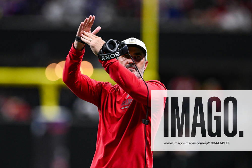ATLANTA, GA - OCTOBER 11: Atlanta head coach Kevin Stefanski calls time out during the NFL, American Football Herren, USA game between the Baltimore Ravens and the Atlanta Falcons on October 11th, 2026 at Mercedes-Benz Stadium in Atlanta, GA. (Photo by Rich von Biberstein Icon Sportswire) NFL: OCT 11 Ravens at Falcons Icon261011030