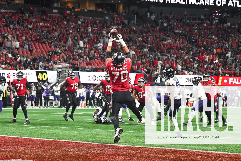 ATLANTA, GA - OCTOBER 11: Atlanta offensive tackle Jake Matthews (70) attempts to catch a touchdown pass during the NFL, American Football Herren, USA game between the Baltimore Ravens and the Atlanta Falcons on October 11th, 2026 at Mercedes-Benz Stadium in Atlanta, GA. (Photo by Rich von Biberstein Icon Sportswire) NFL: OCT 11 Ravens at Falcons Icon261011036
