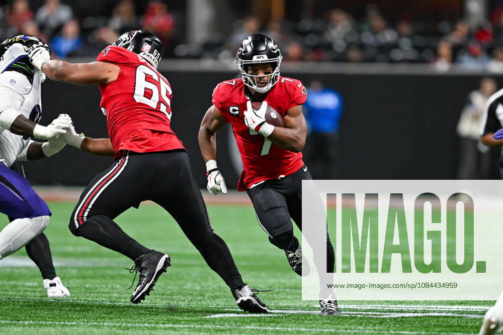 ATLANTA, GA - OCTOBER 11: Atlanta running back Bijan Robinson (7) runs the ball during the NFL, American Football Herren, USA game between the Baltimore Ravens and the Atlanta Falcons on October 11th, 2026 at Mercedes-Benz Stadium in Atlanta, GA. (Photo by Rich von Biberstein Icon Sportswire) NFL: OCT 11 Ravens at Falcons Icon261011043