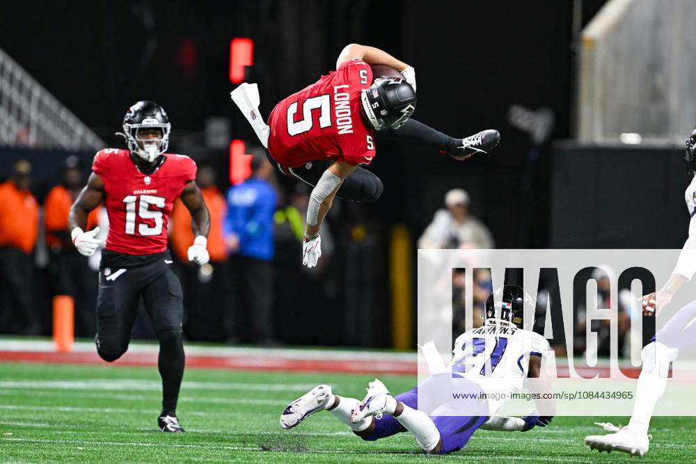 ATLANTA, GA - OCTOBER 11: Atlanta wide receiver Drake London (5) goes airborne during the NFL, American Football Herren, USA game between the Baltimore Ravens and the Atlanta Falcons on October 11th, 2026 at Mercedes-Benz Stadium in Atlanta, GA. (Photo by Rich von Biberstein Icon Sportswire) NFL: OCT 11 Ravens at Falcons Icon261011048