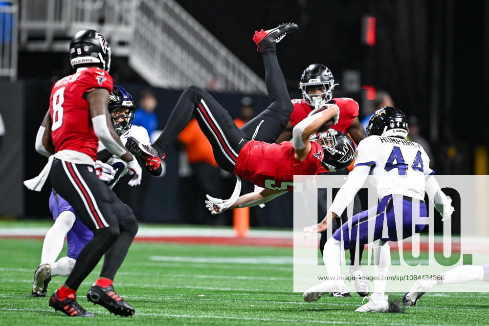 ATLANTA, GA - OCTOBER 11: Atlanta wide receiver Drake London (5) goes airborne during the NFL, American Football Herren, USA game between the Baltimore Ravens and the Atlanta Falcons on October 11th, 2026 at Mercedes-Benz Stadium in Atlanta, GA. (Photo by Rich von Biberstein Icon Sportswire) NFL: OCT 11 Ravens at Falcons Icon261011049