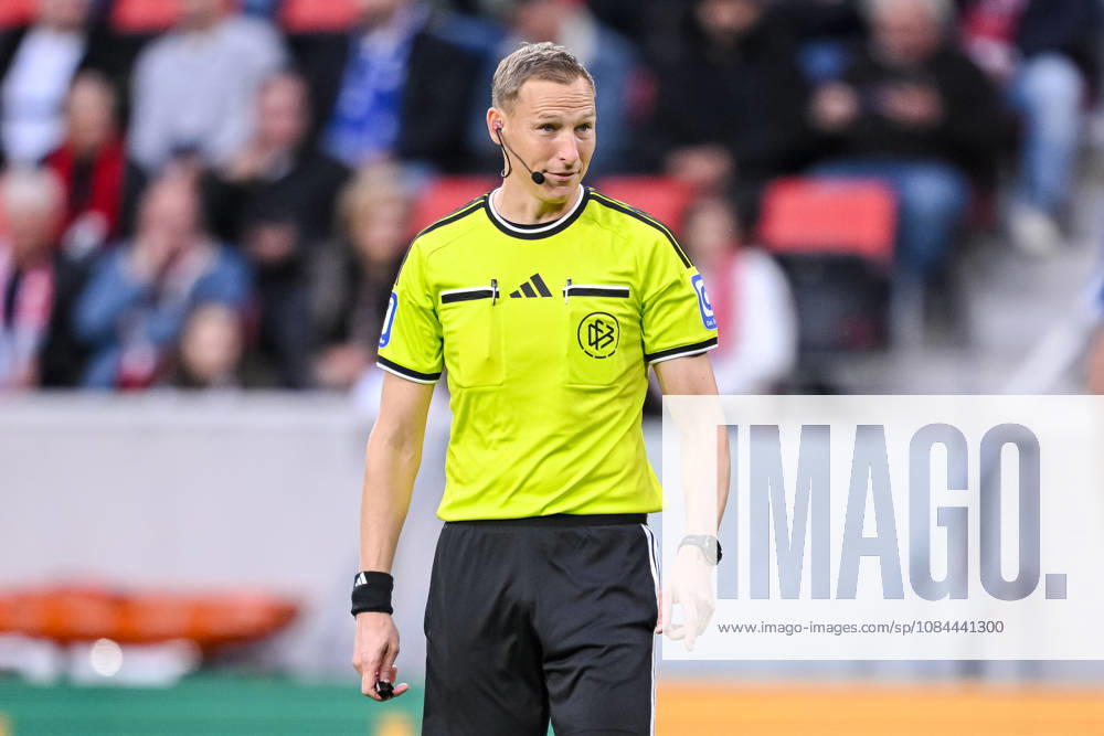 Referee Martin Petersen looks on during the Bundesliga match between Sport Club Freiburg and FC Schalke 04 at Europa-Park Stadium on October 11, 2026, in Freiburg im Breisgau, Germany Photo by Harry Langer DeFodi Images Referee Martin Petersen looks on during the Bundesliga match between Sport Club Freiburg and FC Schalke 04 at Europa Park Stadion on October 11, 2026, in Freiburg im Breisgau, Germany. Photo by Harry Langer, DeFodi Images. DFB and DFL regulations prohibit any use of photographs as image sequences and or quasi-video. Photo by Harry Langer, DeFodi Images. DFB and DFL regulations prohibit any use of photographs as imSEQUENCES AND OR QUASI-VIDEO