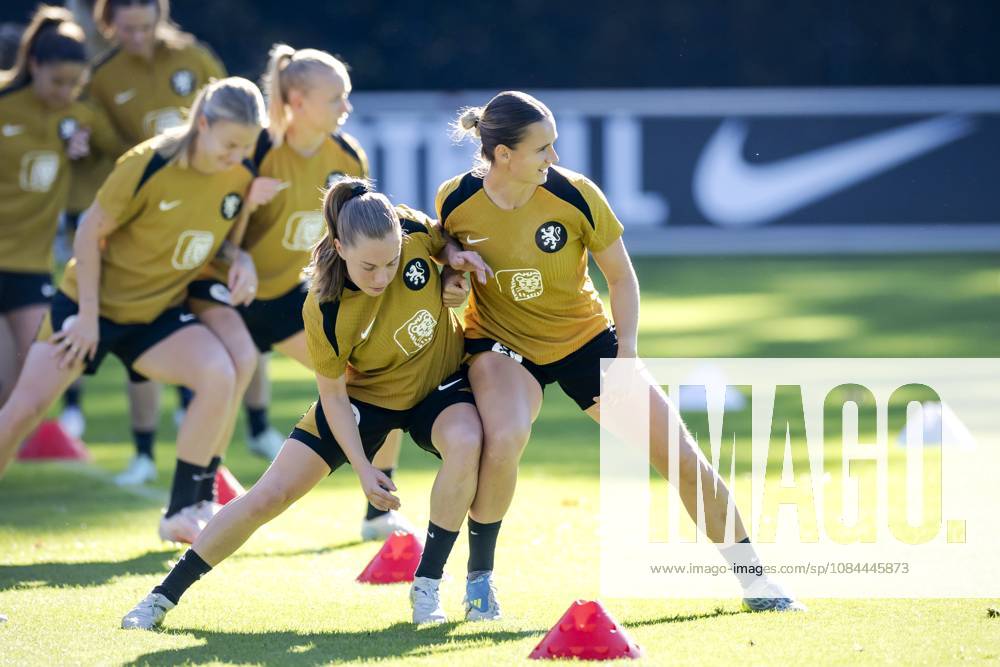 ZEIST - Janou Levels and Kerstin Casparij during a training session of the Dutch women s football team in preparation for the World Cup qualifying match against Hungary. ROBIN VAN LONKHUIJSEN ANP ANPxSportx IVx 572228145 originalFilename: 572228145