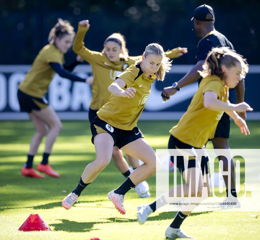 ZEIST - Lynn Wilms during a training session of the Dutch women s football team in preparation for the World Cup qualifying match against Hungary. ROBIN VAN LONKHUIJSEN ANP ANPxSportx IVx 572229673 originalFilename: 572229673