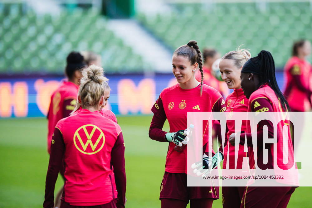 DFB Women s Final Training Session, October 12, 2026: Ena Mahmutovic (Germany), 12, and Franziska Kett (Germany), 17, are pictured in a circle. Soccer, Women s National Team, final training session for Germany vs. Japan on October 12, 2026, at the Weserstadion, Bremen. DFL regulations prohibit any use of photographs as image sequences and or quasi-video.