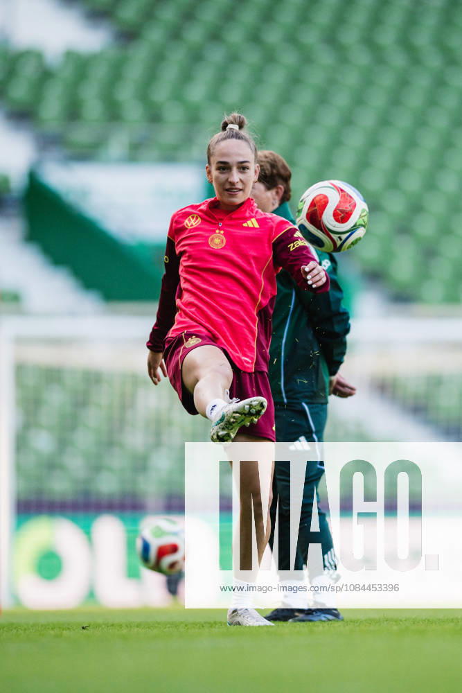 DFB Women s Final Training Session, October 12, 2026, Sophia Kleinherne, Germany, 5 Soccer, Women s National Team, Final training session for Germany vs. Japan on October 12, 2026, at the Weserstadion, Bremen. DFL regulations prohibit any use of photographs as image sequences and or quasi-video.