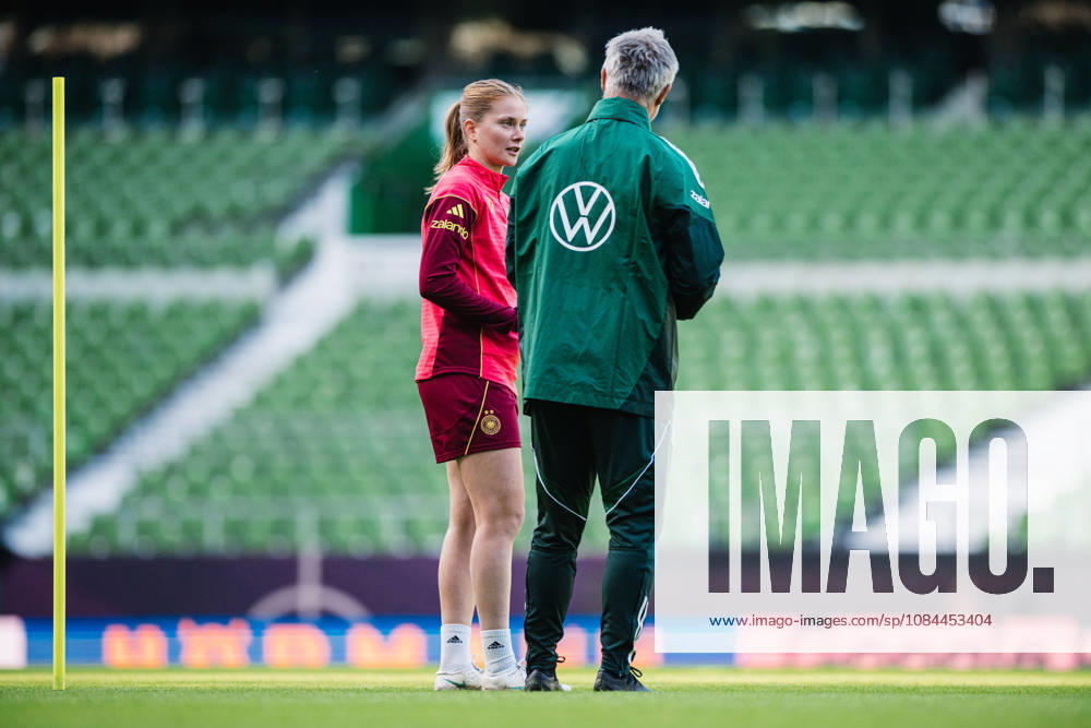 DFB Women s Final Training Session, October 12, 2026: Sjoeke Nüsken (Germany, Channel 9) speaks with Christian Wück, coach of the German women s national soccer team, during the final training session for the Germany vs. Japan match on October 12, 2026, at the Weserstadion, Bremen. DFL regulations prohibit any use of photographs as image sequences and or quasi-video.