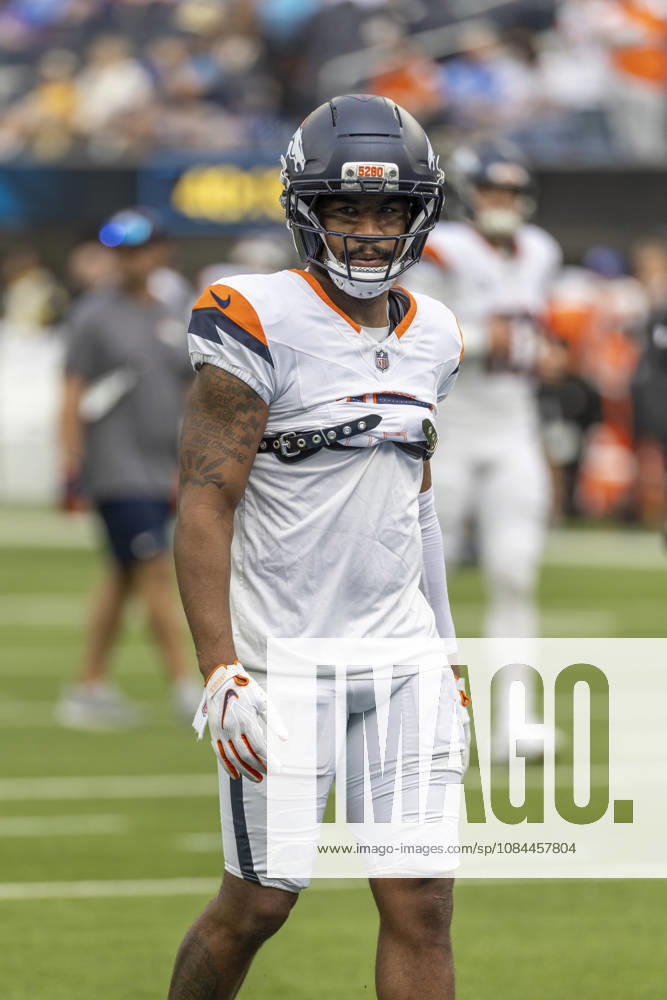 Denver Broncos Wide Receiver Jaylen Waddle (17) warms up before an NFL, American Football Herren, USA football game against Los Angeles Chargers, in Inglewood, Calif. on Sunday Oct. 11, 2026. Inglewood USA - ZUMAc68_ 20261011_zaf_c68_046