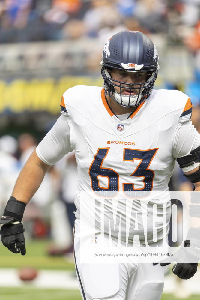 Denver Broncos Tackle Alex Palczewski (63) warms up before an NFL, American Football Herren, USA football game against Los Angeles Chargers, in Inglewood, Calif. on Sunday Oct. 11, 2026. Inglewood USA - ZUMAc68_ 20261011_zaf_c68_048