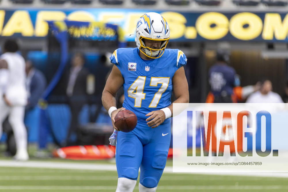 Los Angeles Chargers long snapper Josh Harris (47) warms up before an NFL, American Football Herren, USA football game against Denver Broncos, in Inglewood, Calif. on Sunday Oct. 11, 2026. NHL, Eishockey Herren, USA 2026: LA Chargers Vs Denver Broncos - ZUMAc68_ 20261011_zaf_c68_057
