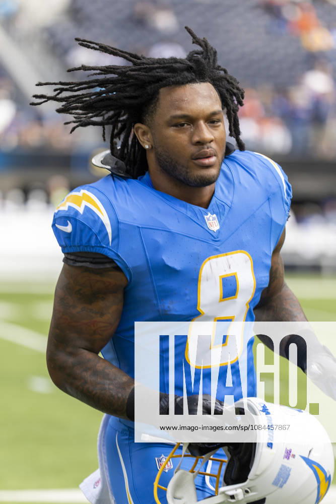 Los Angeles Chargers running back Omarion Hampton (8) warms up before an NFL, American Football Herren, USA football game against Denver Broncos, in Inglewood, Calif. on Sunday Oct. 11, 2026. NHL, Eishockey Herren, USA 2026: LA Chargers Vs Denver Broncos - ZUMAc68_ 20261011_zaf_c68_060