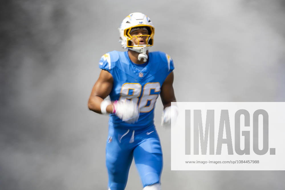 Los Angeles Chargers tight end Oronde Gadsden (86) is introduced before an NFL, American Football Herren, USA football game against Denver Broncos, in Inglewood, Calif. on Sunday Oct. 11, 2026. NHL, Eishockey Herren, USA 2026: LA Chargers Vs Denver Broncos - ZUMAc68_ 20261011_zaf_c68_072