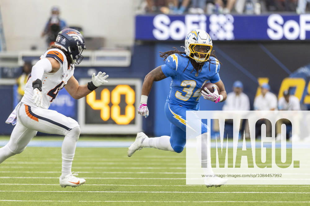 Los Angeles Chargers running back Keaton Mitchell (34) runs the ball against Denver Broncos Inside Linebacker Alex Singleton (49) during an NFL, American Football Herren, USA football game, in Inglewood, Calif. on Sunday Oct. 11, 2026. NHL, Eishockey Herren, USA 2026: Denver Broncos 23:17 LA Chargers - ZUMAc68_ 20261011_zaf_c68_074