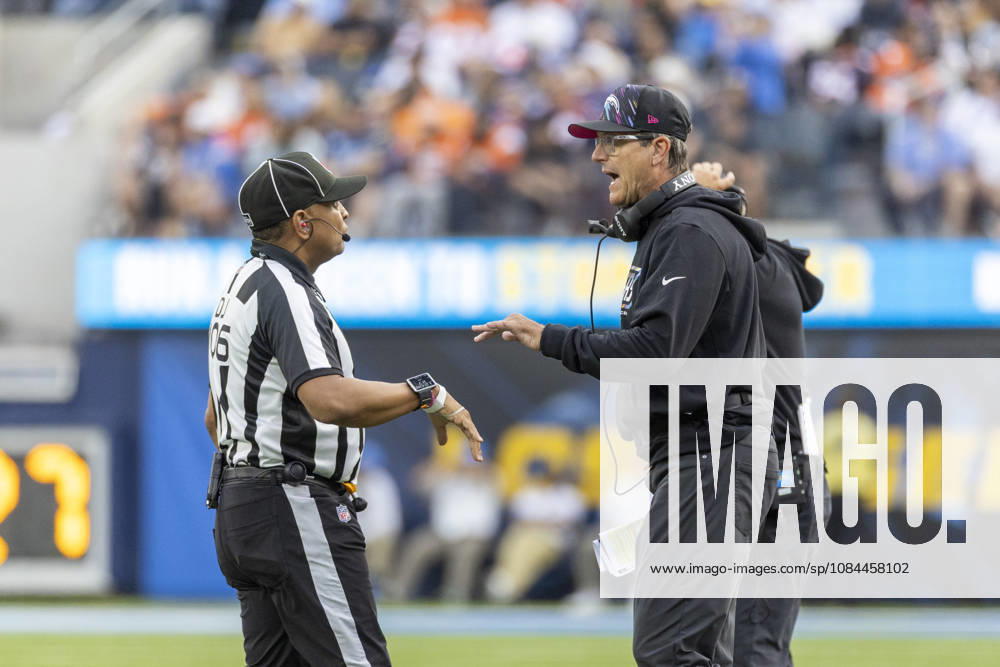 Los Angeles Chargers talks with referee during an NFL, American Football Herren, USA football game against Denver Broncos, in Inglewood, Calif. on Sunday Oct. 11, 2026. NHL, Eishockey Herren, USA 2026: Denver Broncos 23:17 LA Chargers - ZUMAc68_ 20261011_zaf_c68_078