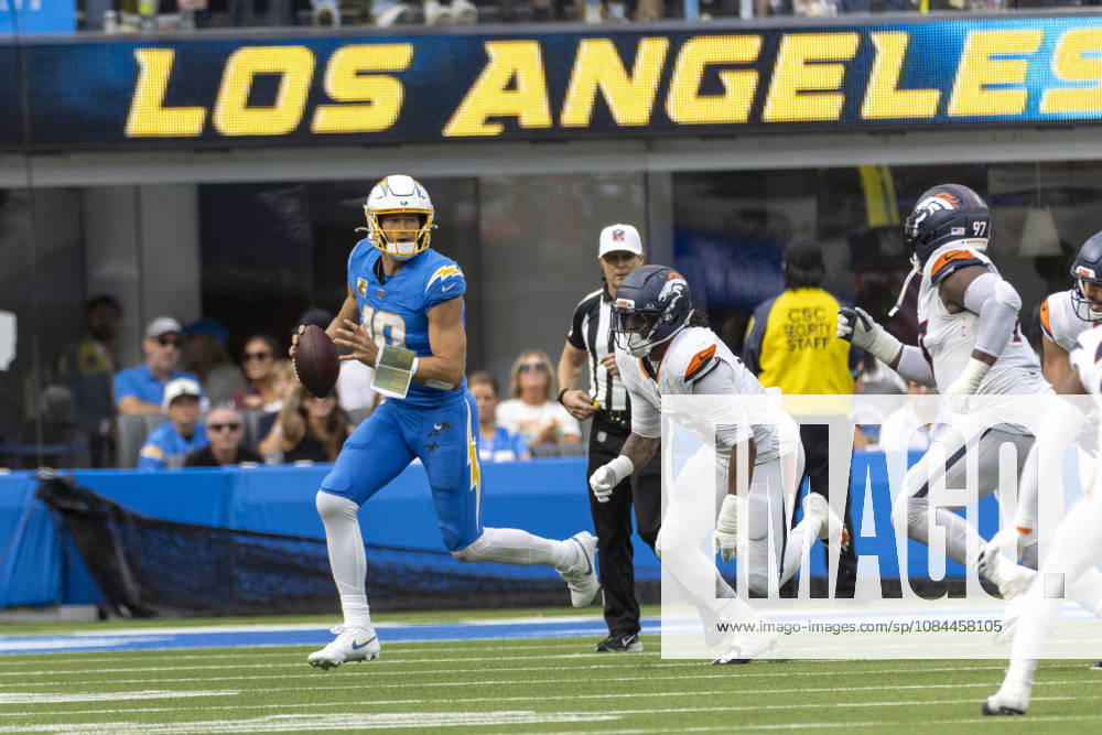 Los Angeles Chargers quarterback Justin Herbert (10) runs the ball against Denver Broncos during an NFL, American Football Herren, USA football game, in Inglewood, Calif. on Sunday Oct. 11, 2026. NHL, Eishockey Herren, USA 2026: Denver Broncos 23:17 LA Chargers - ZUMAc68_ 20261011_zaf_c68_079