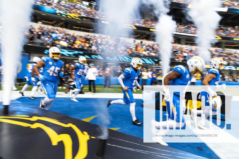 Los Angeles Chargers players runs into the field before an NFL, American Football Herren, USA football game against Denver Broncos, in Inglewood, Calif. on Sunday Oct. 11, 2026. NHL, Eishockey Herren, USA 2026: LA Chargers Vs Denver Broncos - ZUMAc68_ 20261011_zaf_c68_080