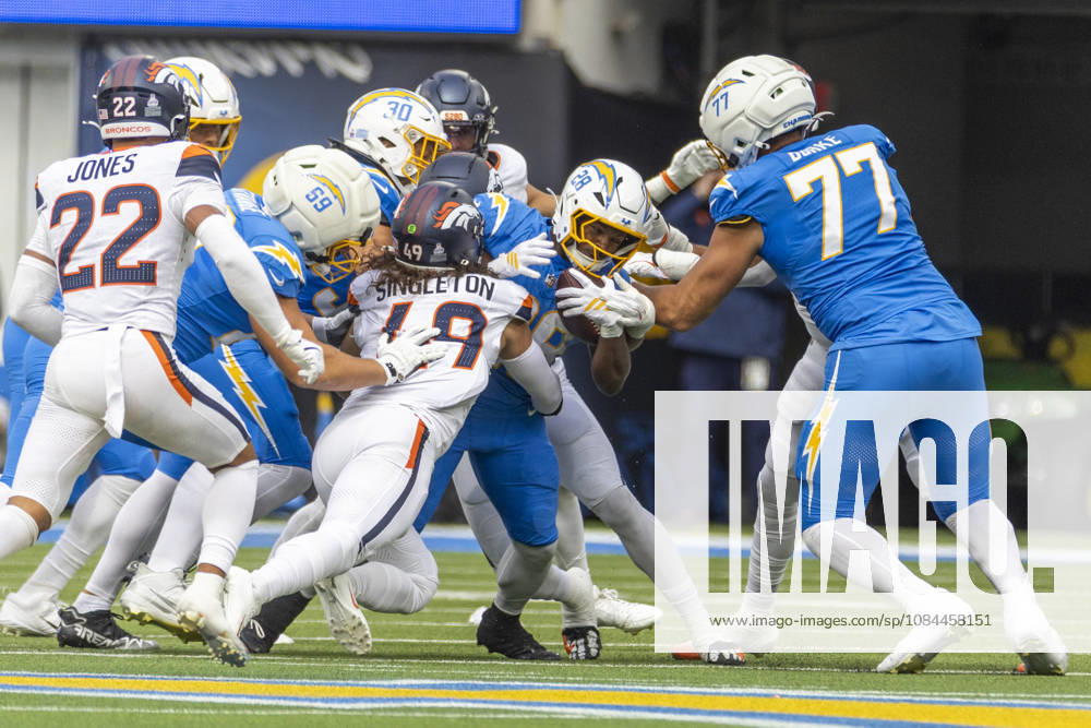 Los Angeles Chargers running back Kimani Vidal (28) runs the ball fighting off pressure from Denver Broncos during an NFL, American Football Herren, USA football game, in Inglewood, Calif. on Sunday Oct. 11, 2026. NHL, Eishockey Herren, USA 2026: LA Chargers Vs Denver Broncos - ZUMAc68_ 20261011_zaf_c68_082