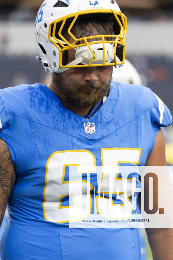 Los Angeles Chargers guard Logan Taylor (65) warms up before an NFL, American Football Herren, USA football game against Denver Broncos, in Inglewood, Calif. on Sunday Oct. 11, 2026. NHL, Eishockey Herren, USA 2026: LA Chargers Vs Denver Broncos - ZUMAc68_ 20261011_zaf_c68_095