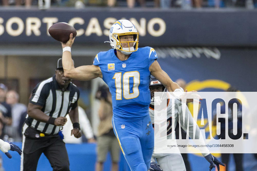 Los Angeles Chargers quarterback Justin Herbert (10) passes the ball against Denver Broncos during an NFL, American Football Herren, USA football game, in Inglewood, Calif. on Sunday Oct. 11, 2026. NHL, Eishockey Herren, USA 2026: Denver Broncos 23:17 LA Chargers - ZUMAc68_ 20261011_zaf_c68_102
