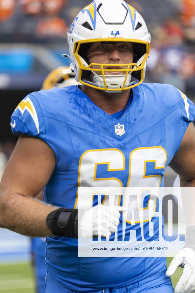 Los Angeles Chargers center guard Jake Slaughter (66) warms up before an NFL, American Football Herren, USA football game against Denver Broncos, in Inglewood, Calif. on Sunday Oct. 11, 2026. NHL, Eishockey Herren, USA 2026: LA Chargers Vs Denver Broncos - ZUMAc68_ 20261011_zaf_c68_104