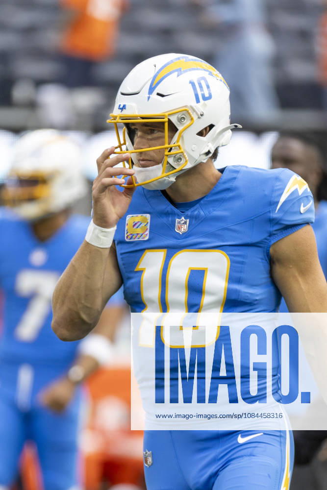 Los Angeles Chargers quarterback Justin Herbert (10) warms up before an NFL, American Football Herren, USA football game against Denver Broncos, in Inglewood, Calif. on Sunday Oct. 11, 2026. NHL, Eishockey Herren, USA 2026: LA Chargers Vs Denver Broncos - ZUMAc68_ 20261011_zaf_c68_106