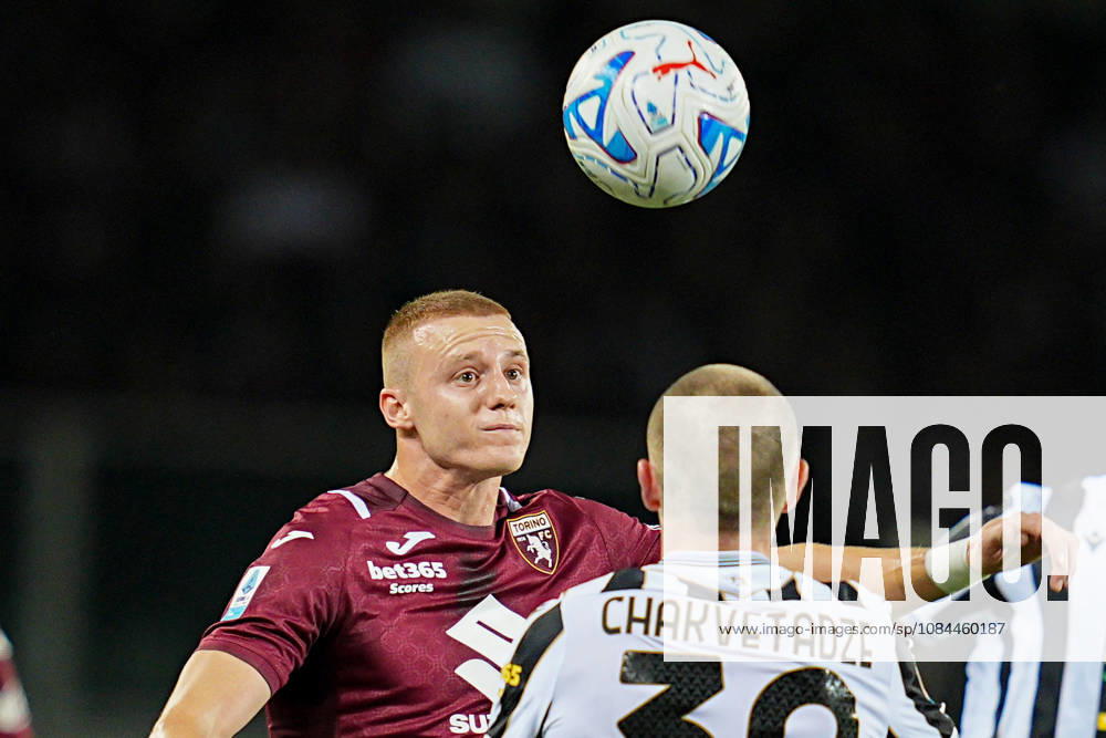 Torino s Pietro Comuzzo fights for the ball with Udinese s Giorgi Chakvetadze during the Serie A soccer match between Torino and Udinese at the Stadio Olimpico Grande Torino in Turin, north west Italy - Sunday, October 12, 2026. - Soccer .