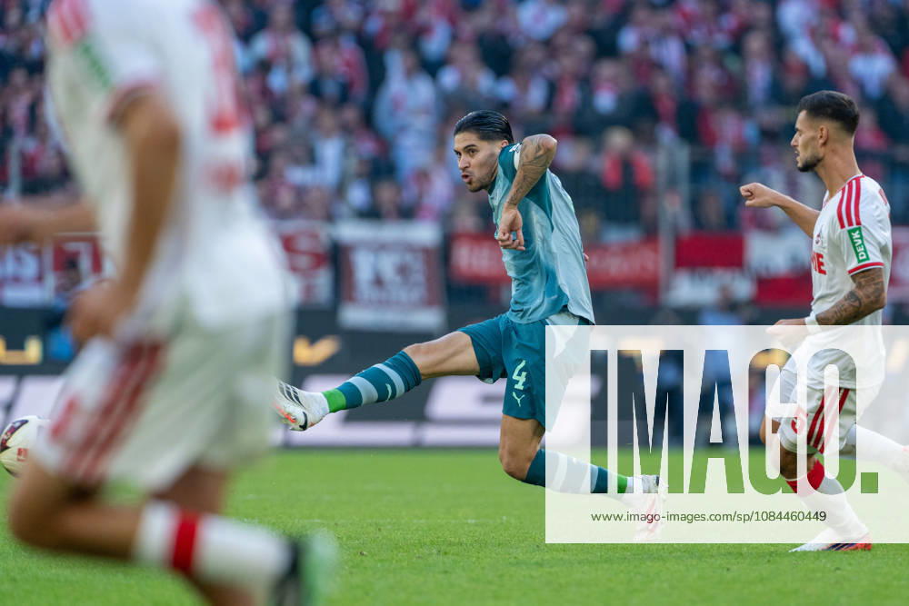 Jan Leszczynski, Borussia Mönchengladbach, 05, with a pass and his leg outstretched in front of Tom Krauss, 1. FC Köln, 05; 1. FC Köln vs. Borussia Mönchengladbach, soccer, Bundesliga, Matchday 5, 2026–27 season, October 12, 2026. DFL regulations prohibit any use of photographs as image sequences and or quasi-video. 1. FC Köln vs. Borussia Mönchengladbach, soccer, Bundesliga, Matchday 5, 2026–27 season, October 12, 2026, Cologne