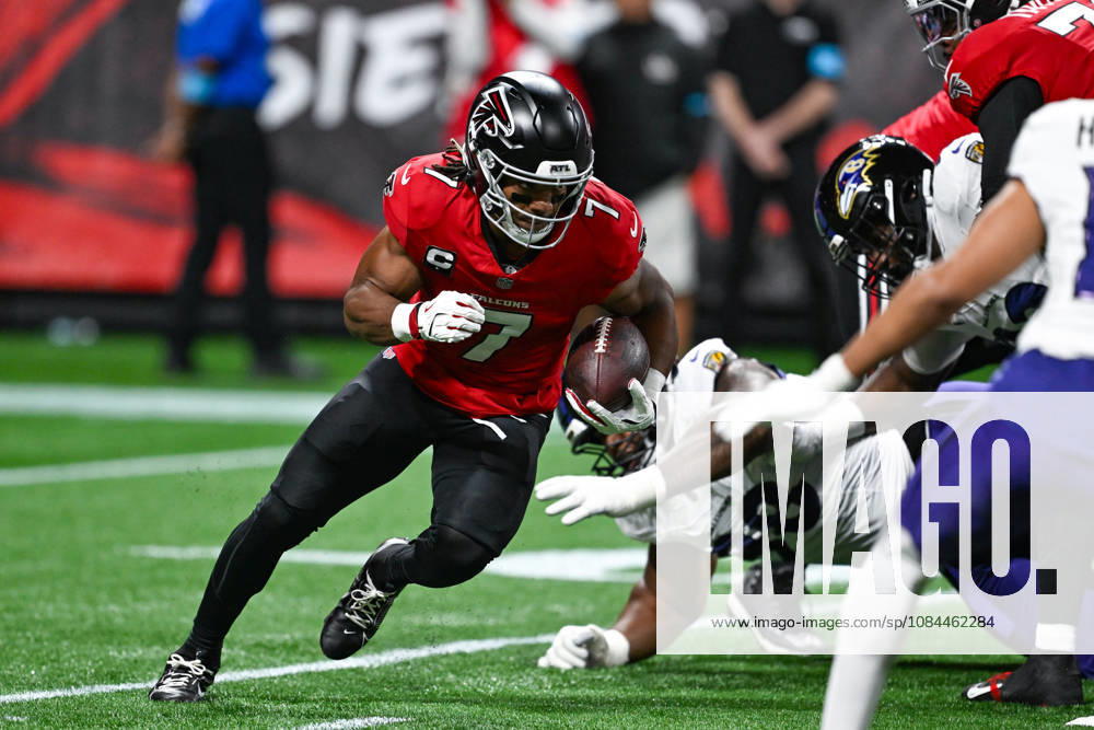 ATLANTA, GA - OCTOBER 11: Atlanta running back Bijan Robinson (7) runs the ball during the NFL, American Football Herren, USA game between the Baltimore Ravens and the Atlanta Falcons on October 11th, 2026 at Mercedes-Benz Stadium in Atlanta, GA. (Photo by Rich von Biberstein Icon Sportswire) NFL: OCT 11 Ravens at Falcons Icon261011149