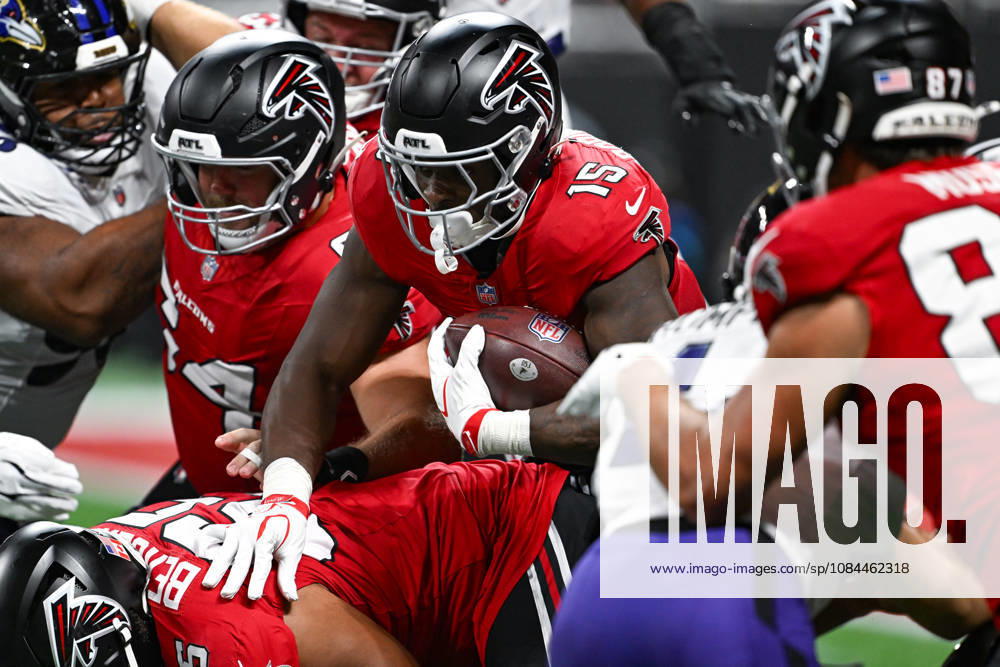 ATLANTA, GA - OCTOBER 11: Atlanta running back Brian Robinson (15) runs the ball during the NFL, American Football Herren, USA game between the Baltimore Ravens and the Atlanta Falcons on October 11th, 2026 at Mercedes-Benz Stadium in Atlanta, GA. (Photo by Rich von Biberstein Icon Sportswire) NFL: OCT 11 Ravens at Falcons Icon261011161
